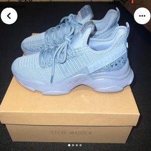 Run a little too small. Only worn once. Very beautiful!